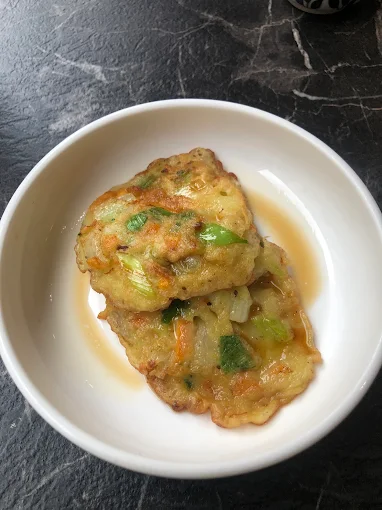 Galettes de légumes yachaejeon dorées, servies avec sauce soja